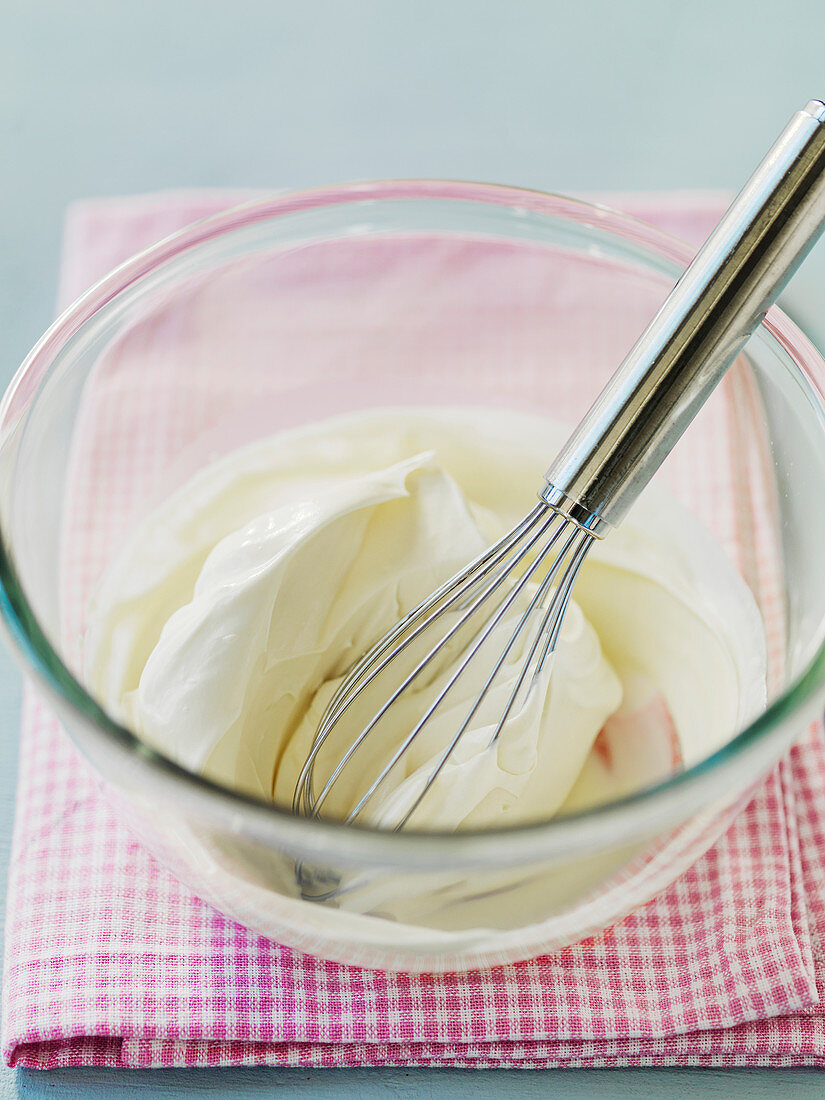 Creme Double in Glasschüssel mit Schneebesen verrühren