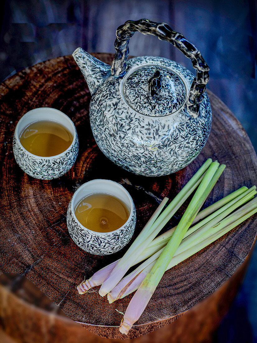 Zitronengras-Tee in Teekanne und Teeschälchen