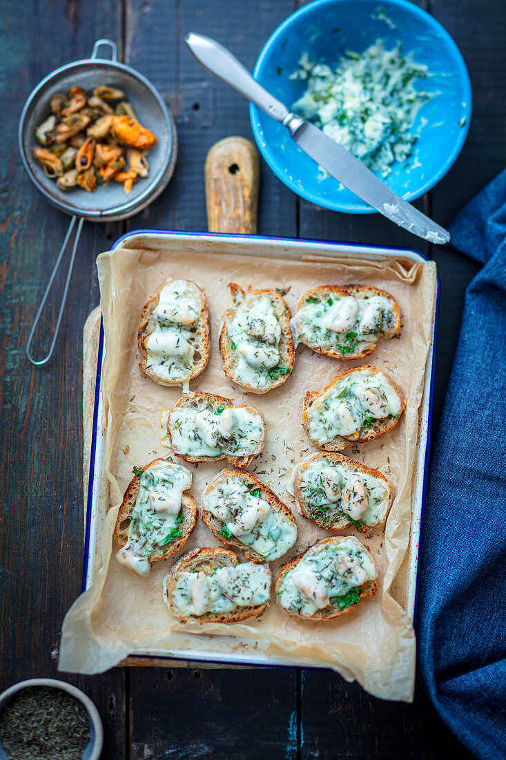 Toasts with clams, cheese and garlic butter