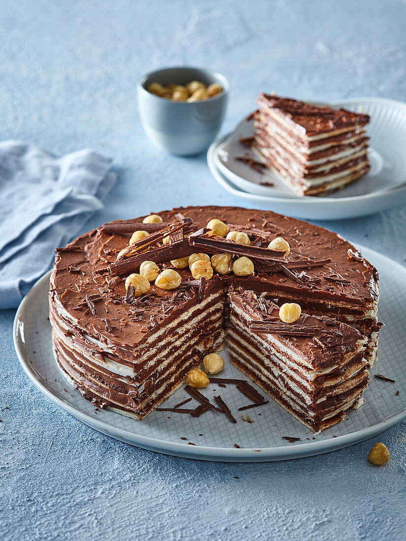 Pischinger Waffeltorte mit Schokolade und Nüssen