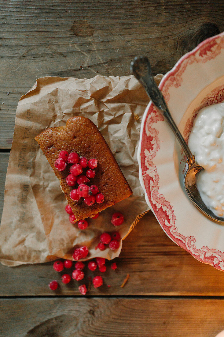 Cranberry-Kuchen und Porridge