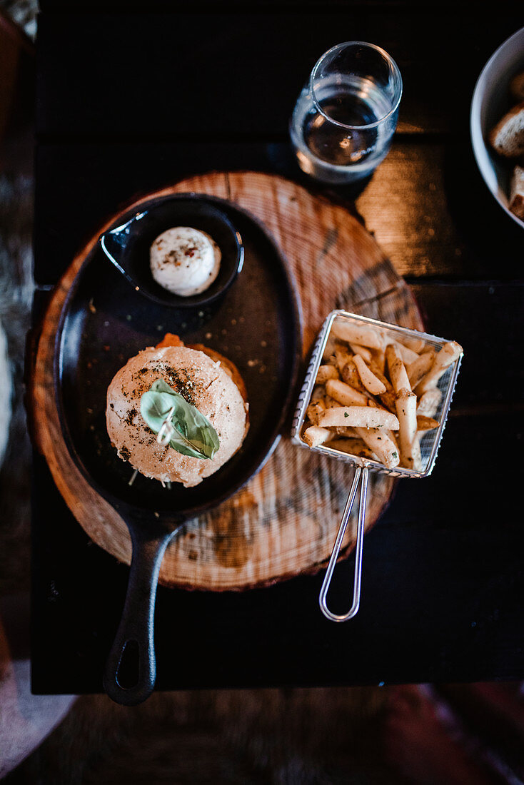 Burger und Pommes im Restaurant