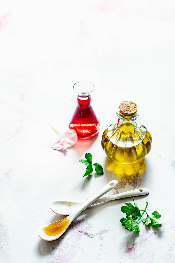 Zutaten für Vinaigrette - Olivenöl, Kirschessig