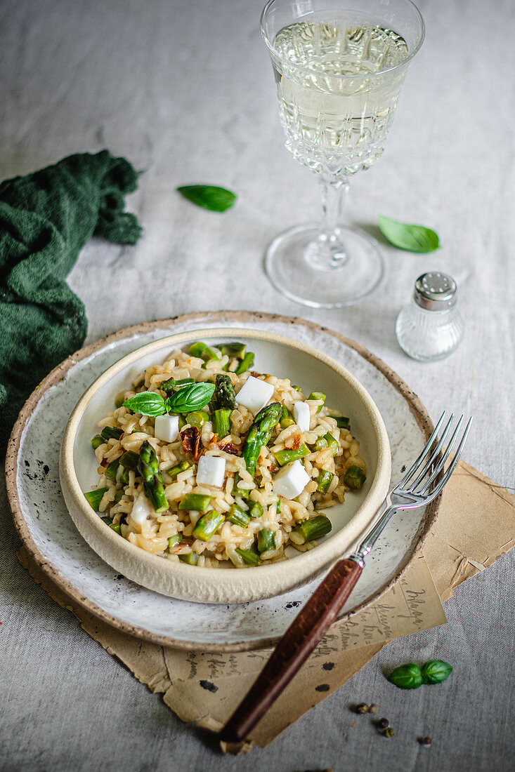 Risotto mit Spargel und veganem Fetaersatz serviert mit Weißwein