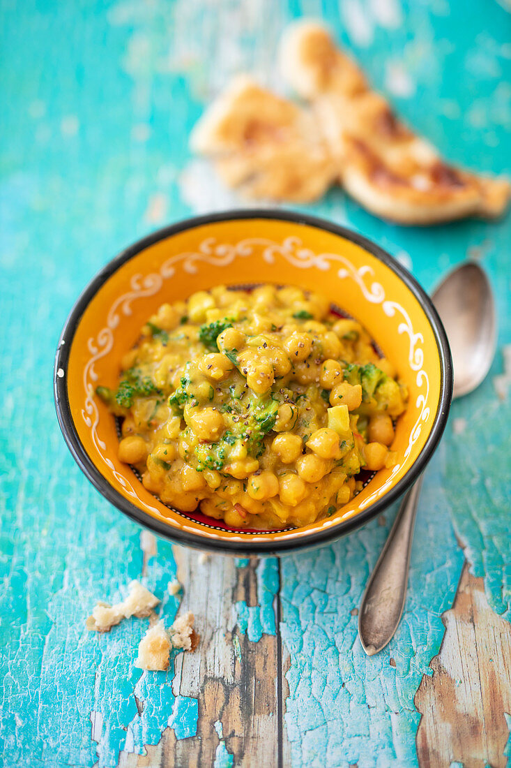 Curry with chickpeas and broccoli with naan bread