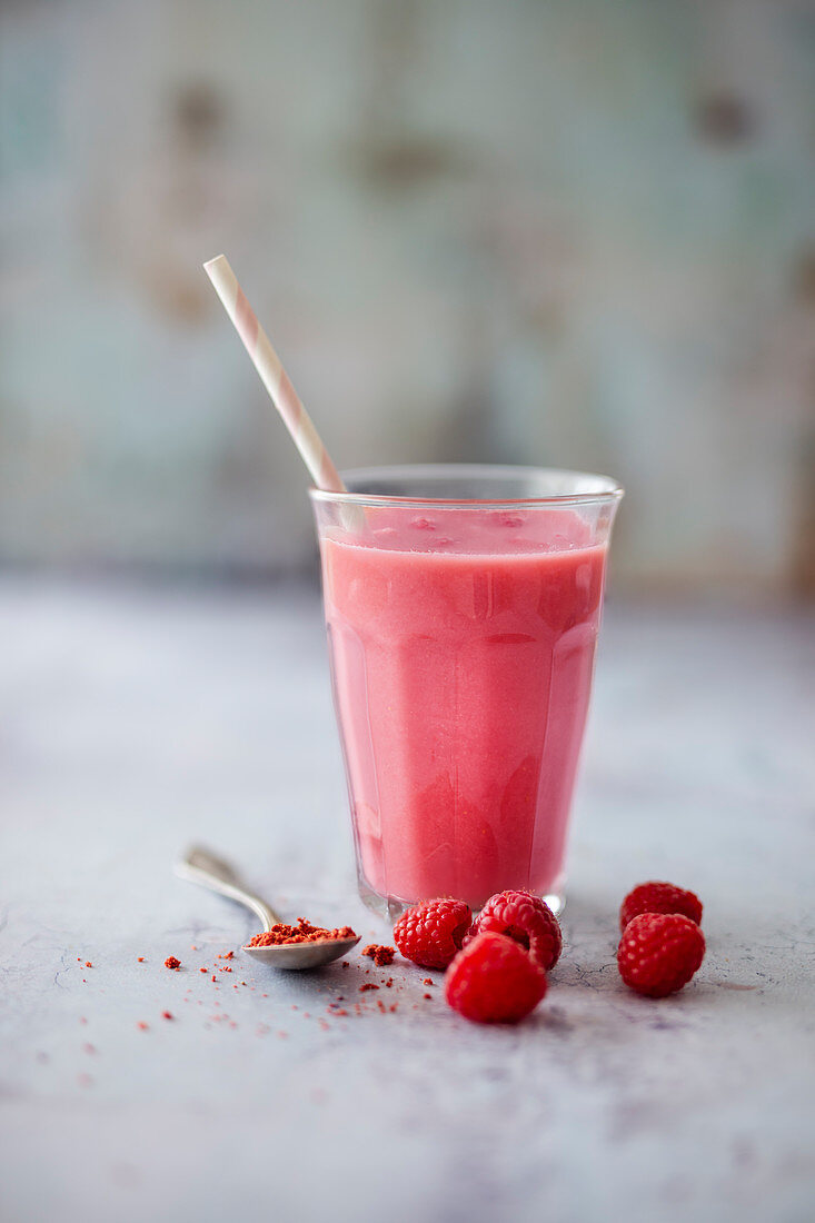 Pink Drink (Erfrischungsgetränk mit Hibiskussirup, Erdbeerpulver und Kokos)