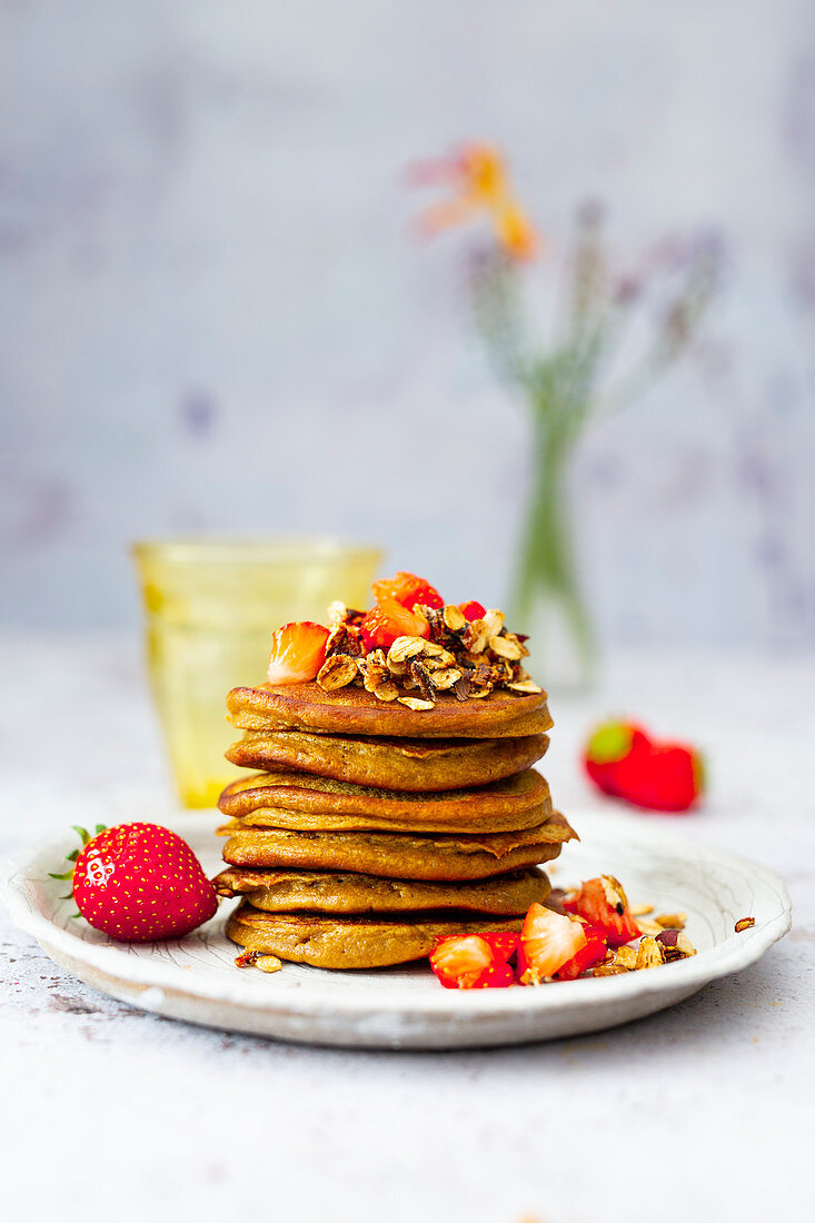 Süßkartoffel-Pancakes mit Crunchy Müsli, Honig und Erdbeeren (glutenfrei)