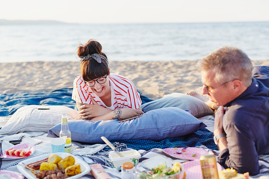Paar beim Picknick am Strand