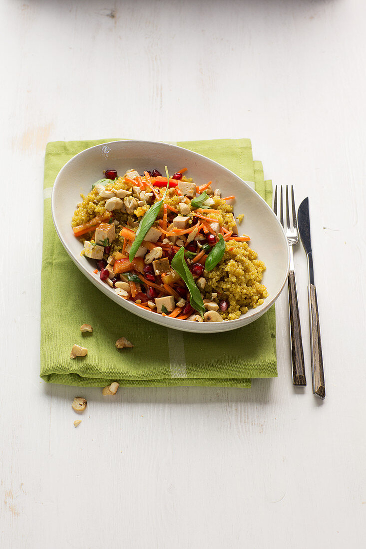 Veganer Quinoa-Salat mit orientalischen Gewürzen