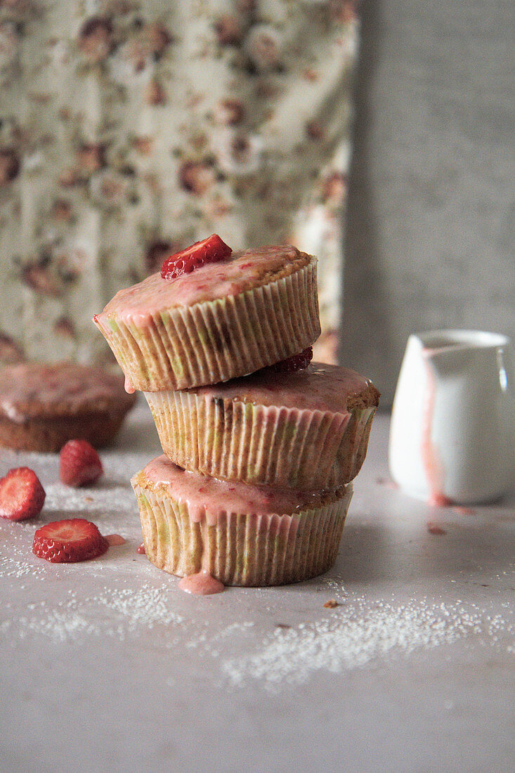 Muffins with strawberry icing