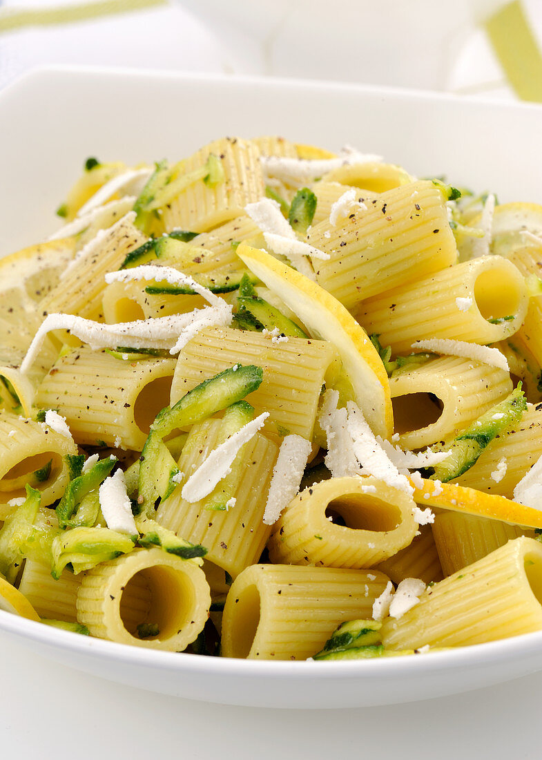 Rigatoni mit Zucchini und Zitrone