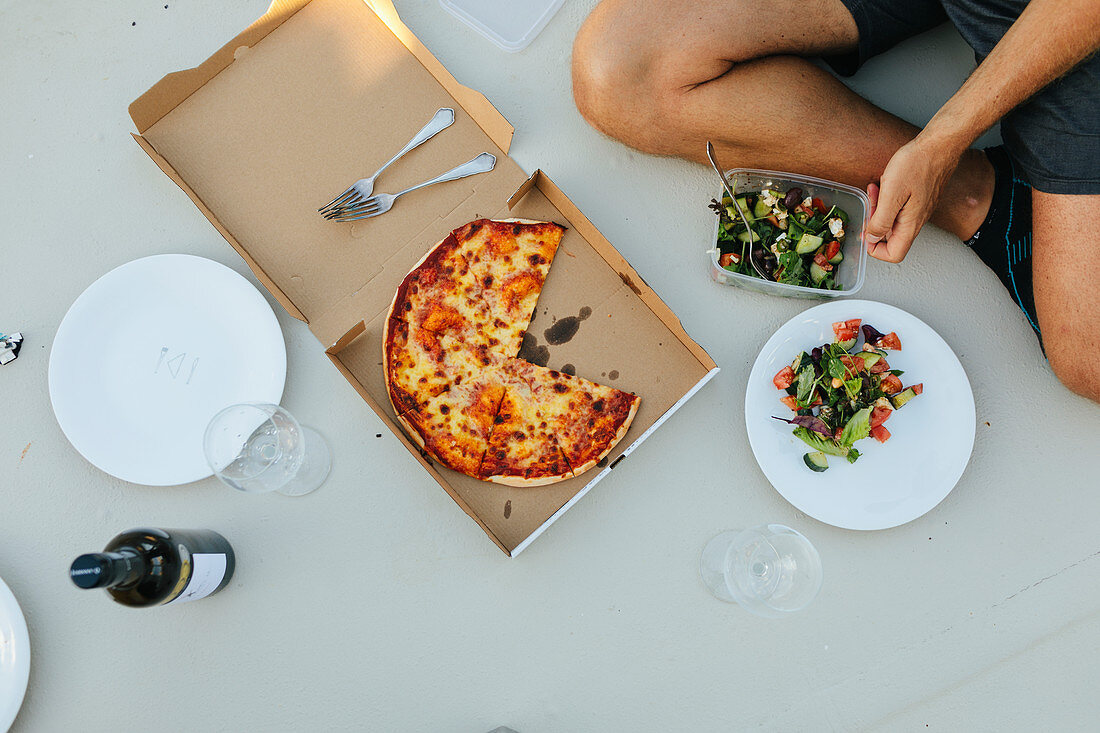 Picknick mit Pizza und Salat