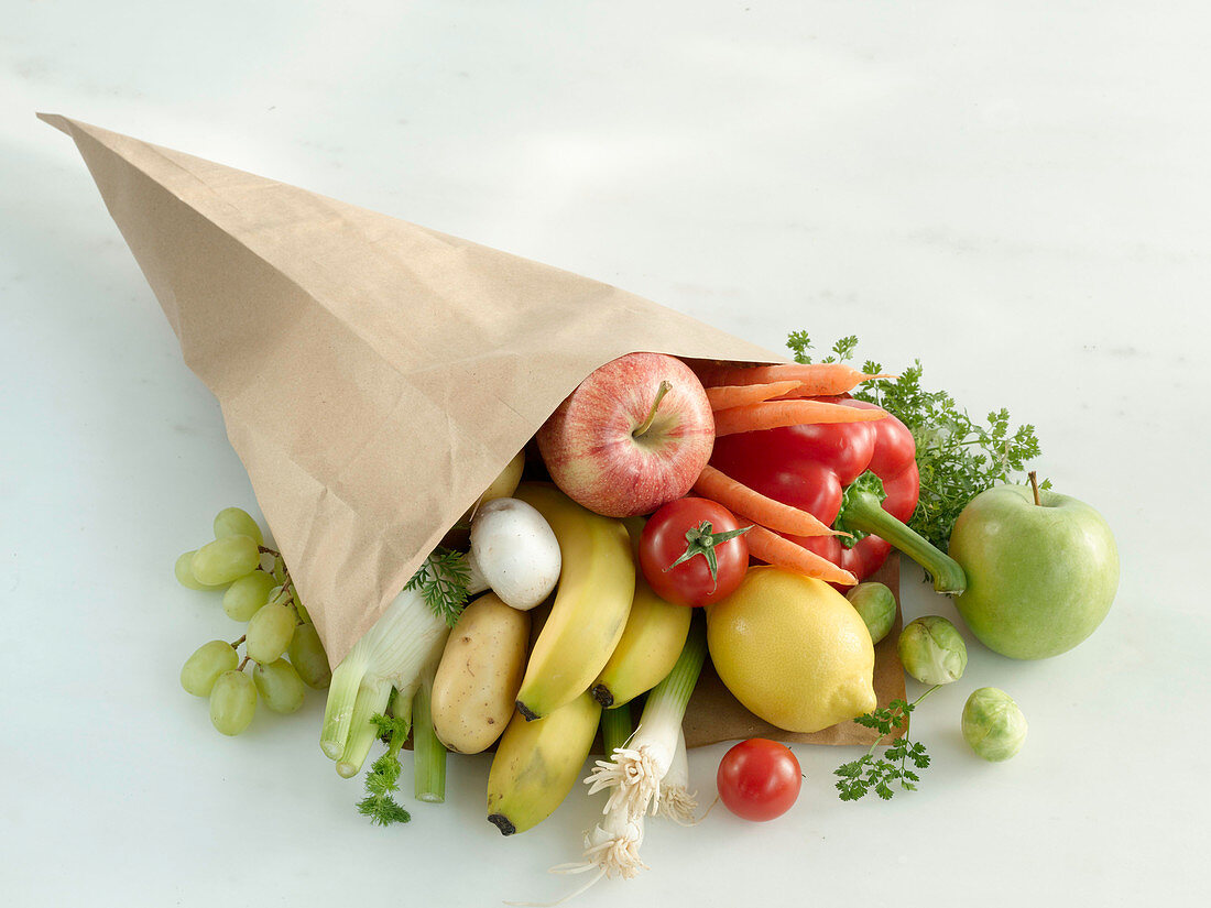Papiertüte mit Obst und Gemüse