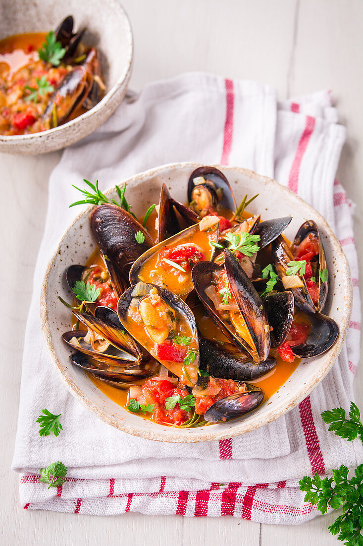Mussels in wine with tomatoes