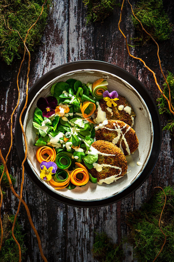Kräuterseitling-Laibchen mit Rahmhollandaise und Salat