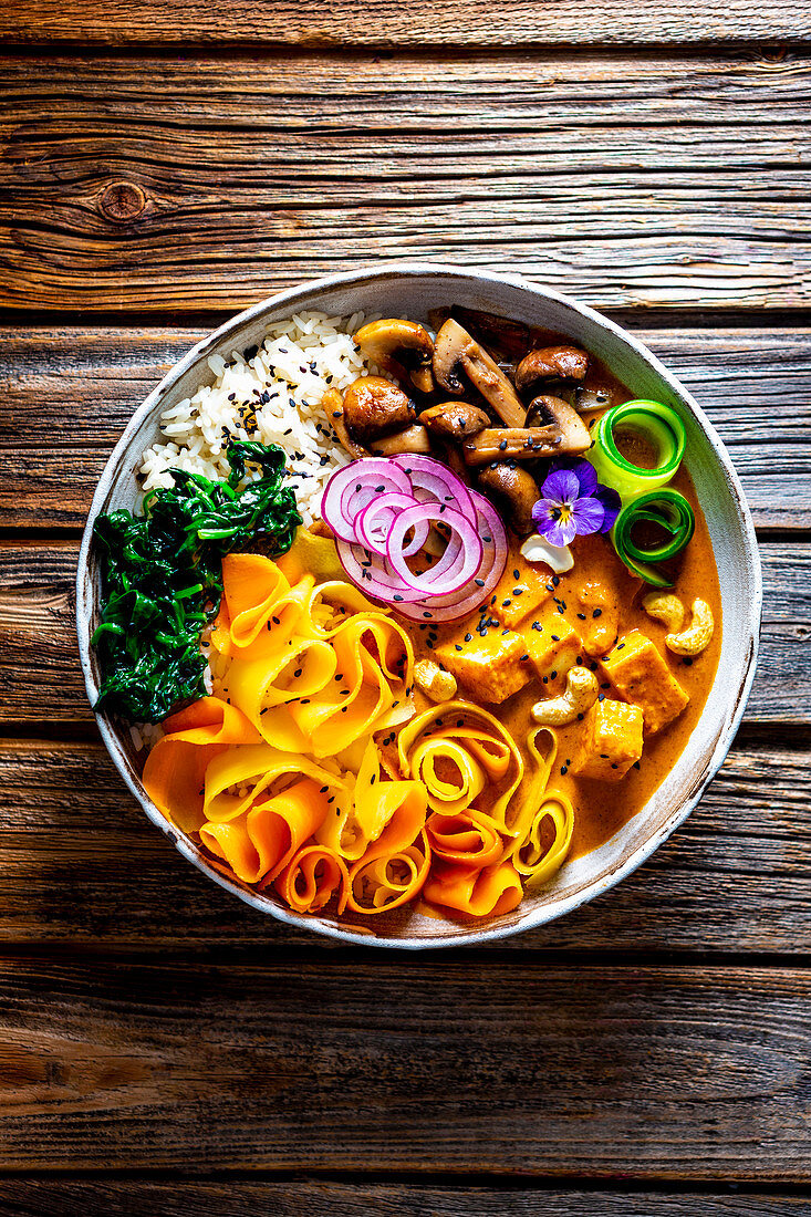 Karotten-Curry-Bowl mit Paneer and Cashewkernen