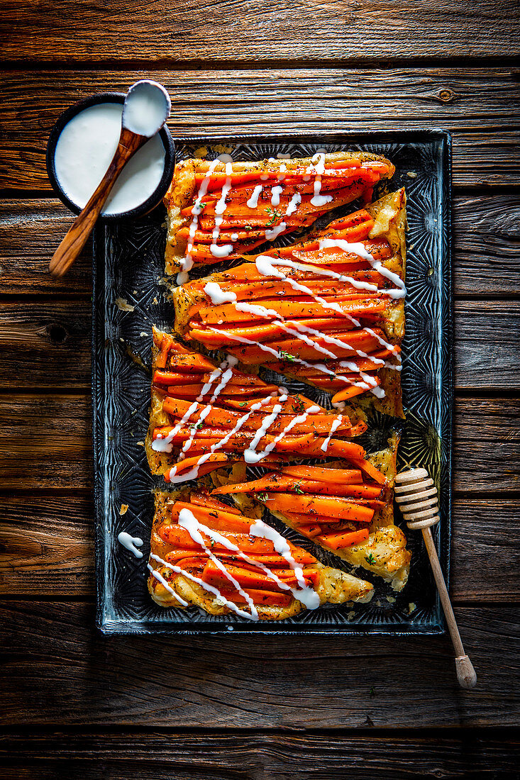Karotten-Tarte-Tatin mit aufgeschlagenem Feta