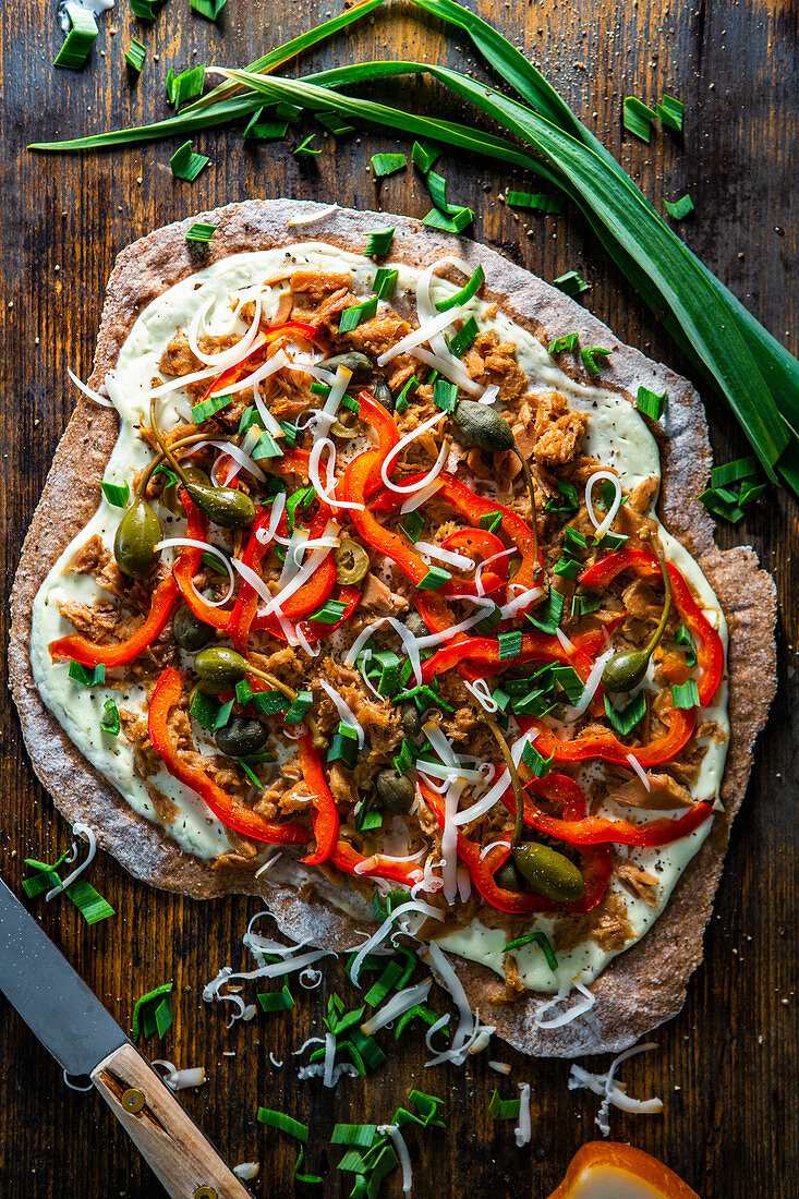 Sauerteig-Knusperfladen mit Sauerrahm, Thunfisch und Paprika