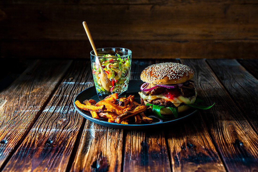 Wildschweinburger mit Kürbis-Fries