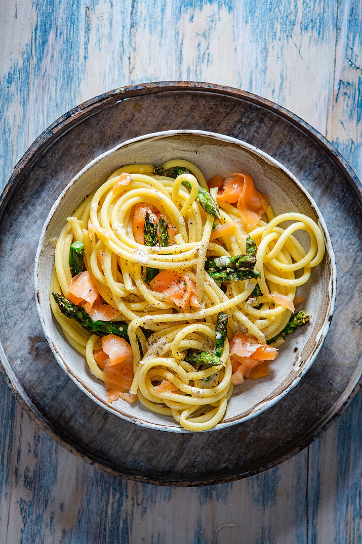 Makkaroni mit Lachs und grünem Spargel