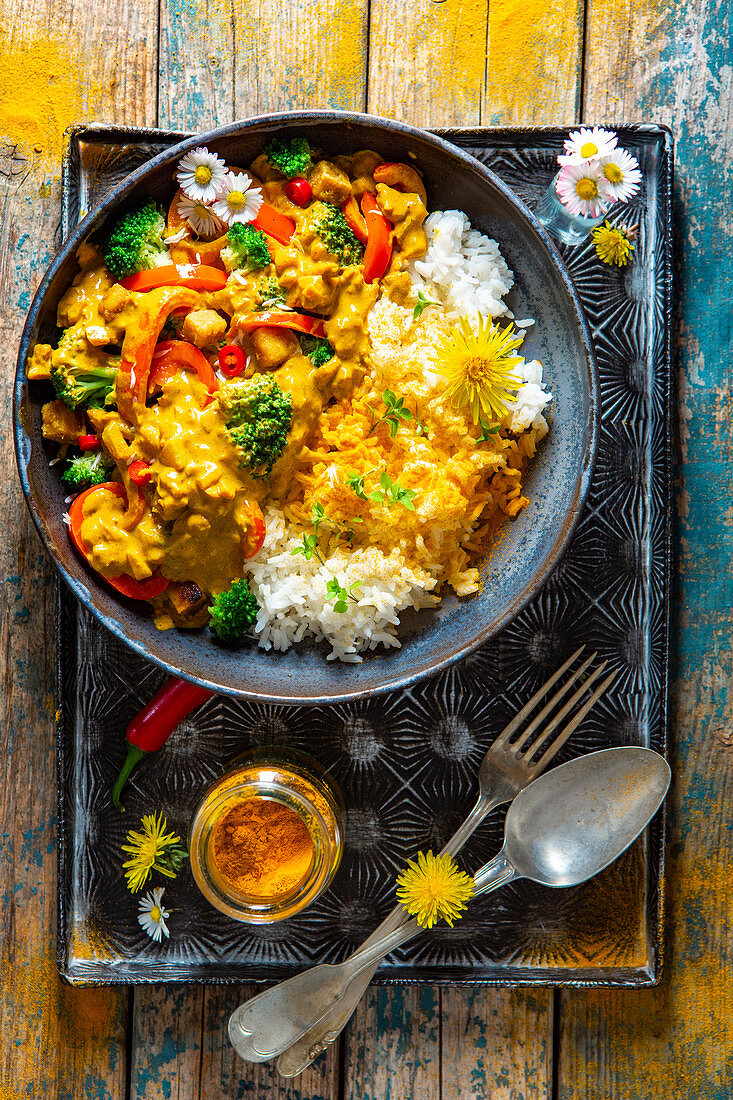 Indisches Gemüsecurry mit Tofu und Reis