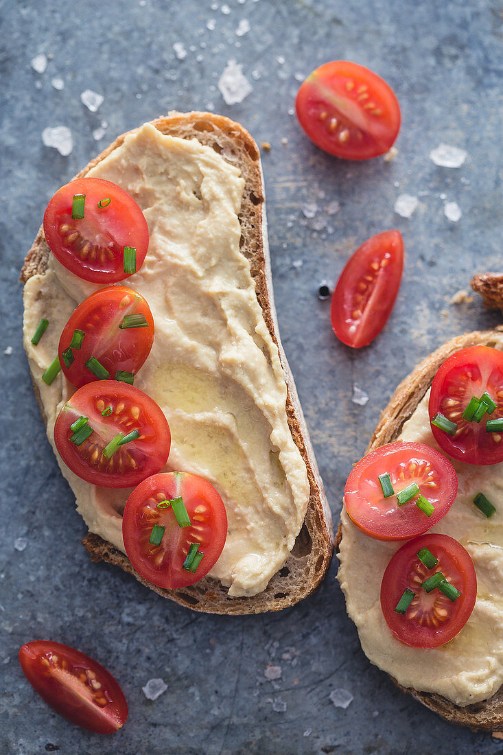 Bread with hummus and toamtoes