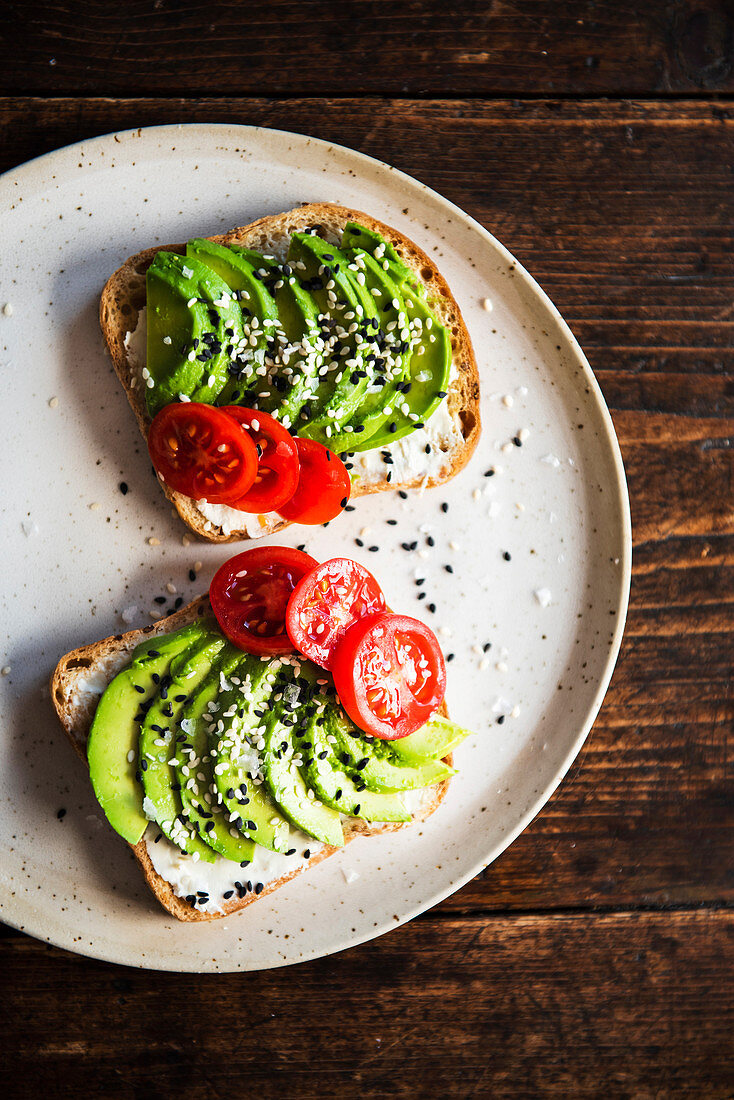 Avocado-Toast mit Tomaten und Sesam