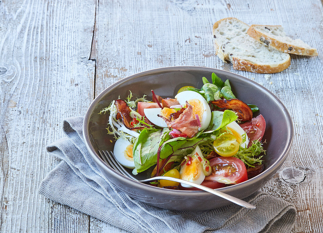 Salat mit gekochtem Ei und Vinaigrette