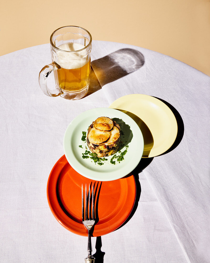 Petatou (Französischer Kartoffelauflauf mit Ziegenkäse) und ein Krug Bier