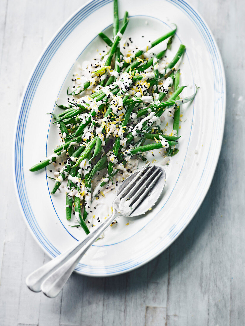 Grüne Bohnen mit Tahini-Dressing und Nigella-Samen