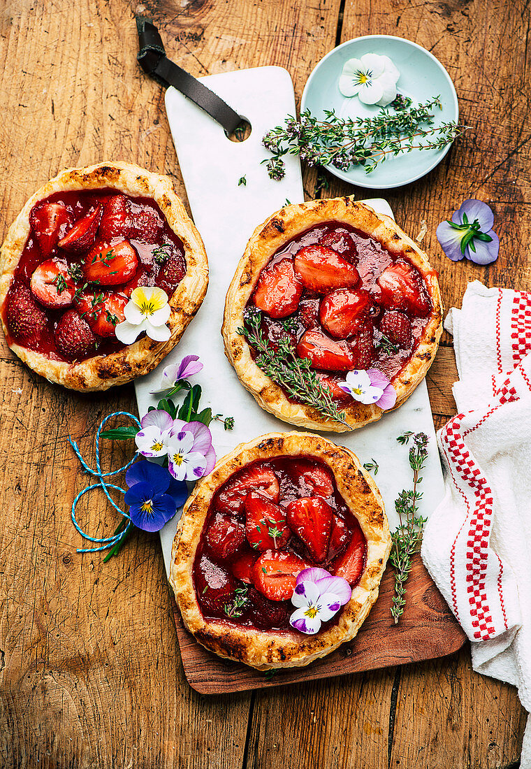 Strawberry tartlets with thyme