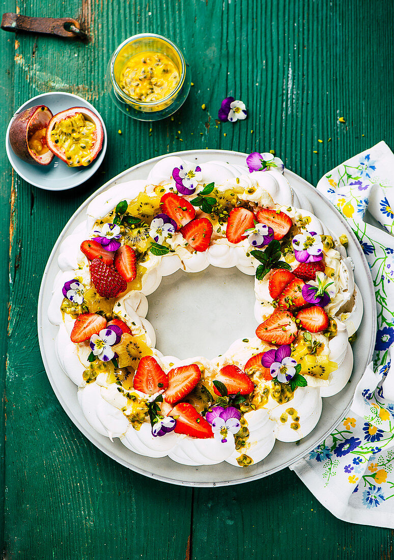 Pavlova mit Passionsfrucht und Erdbeeren