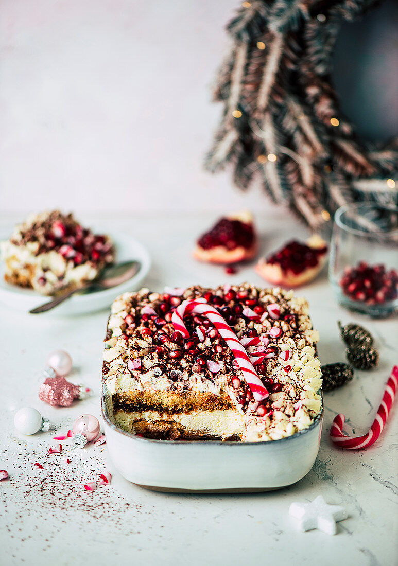 Weihnachtliches Tiramisu mit Granatapfelkernen und Zuckerstangen