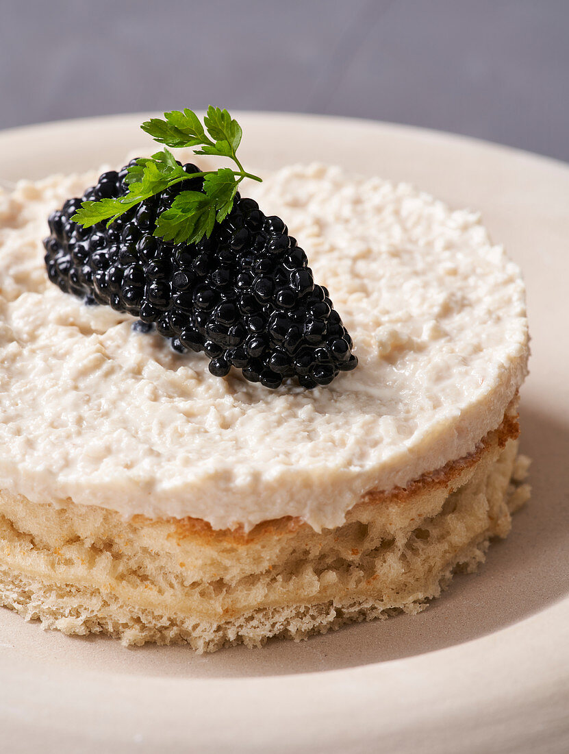 Algae caviar with horseradish cream on spelt toast (vegan)