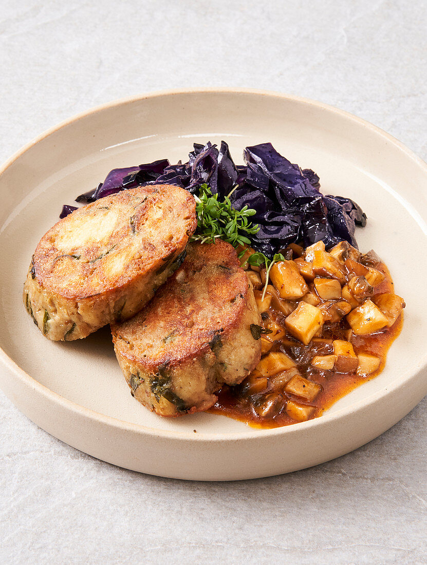 Brezelknödel mit Rotkohl und Pilzragout (Vegan)