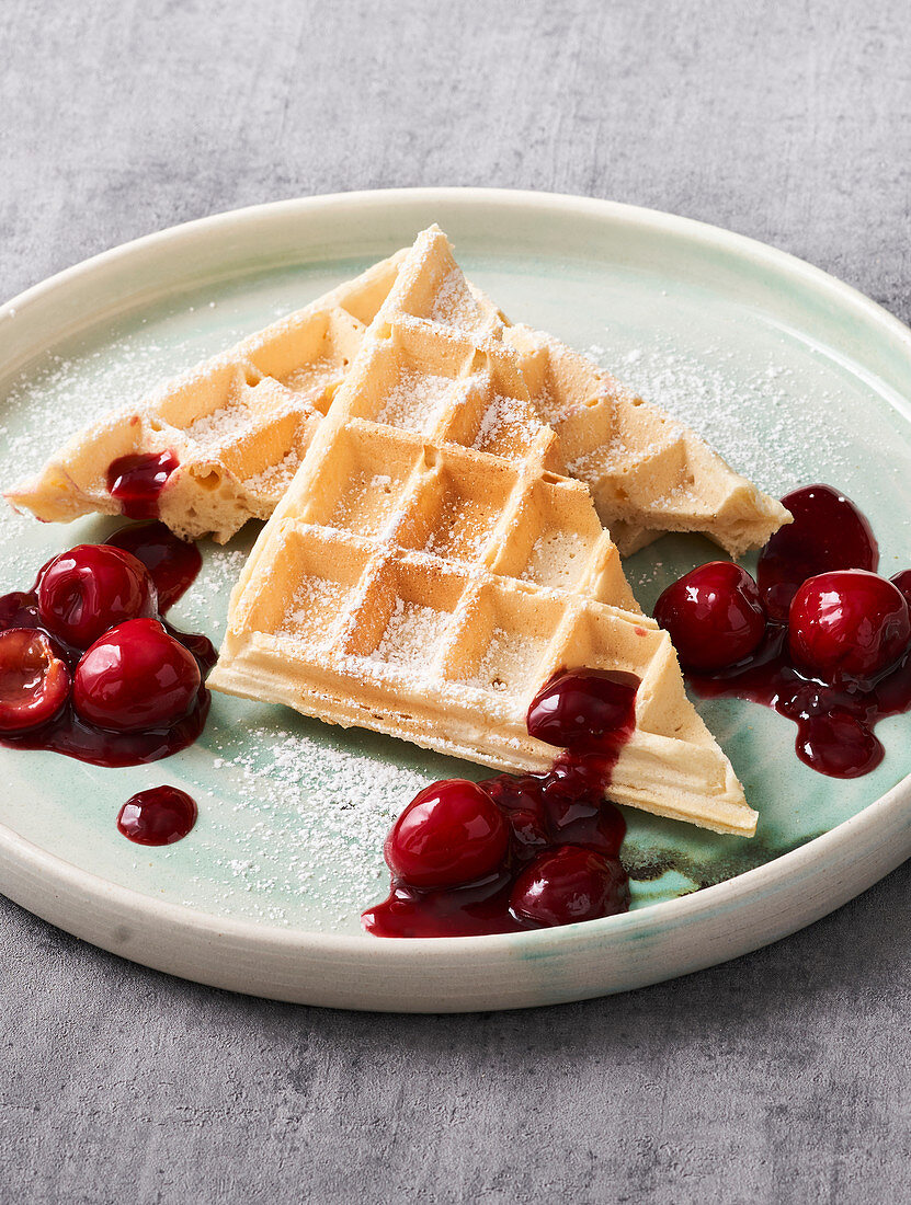 Dinkelwaffeln mit Kirschkompott (Vegan)