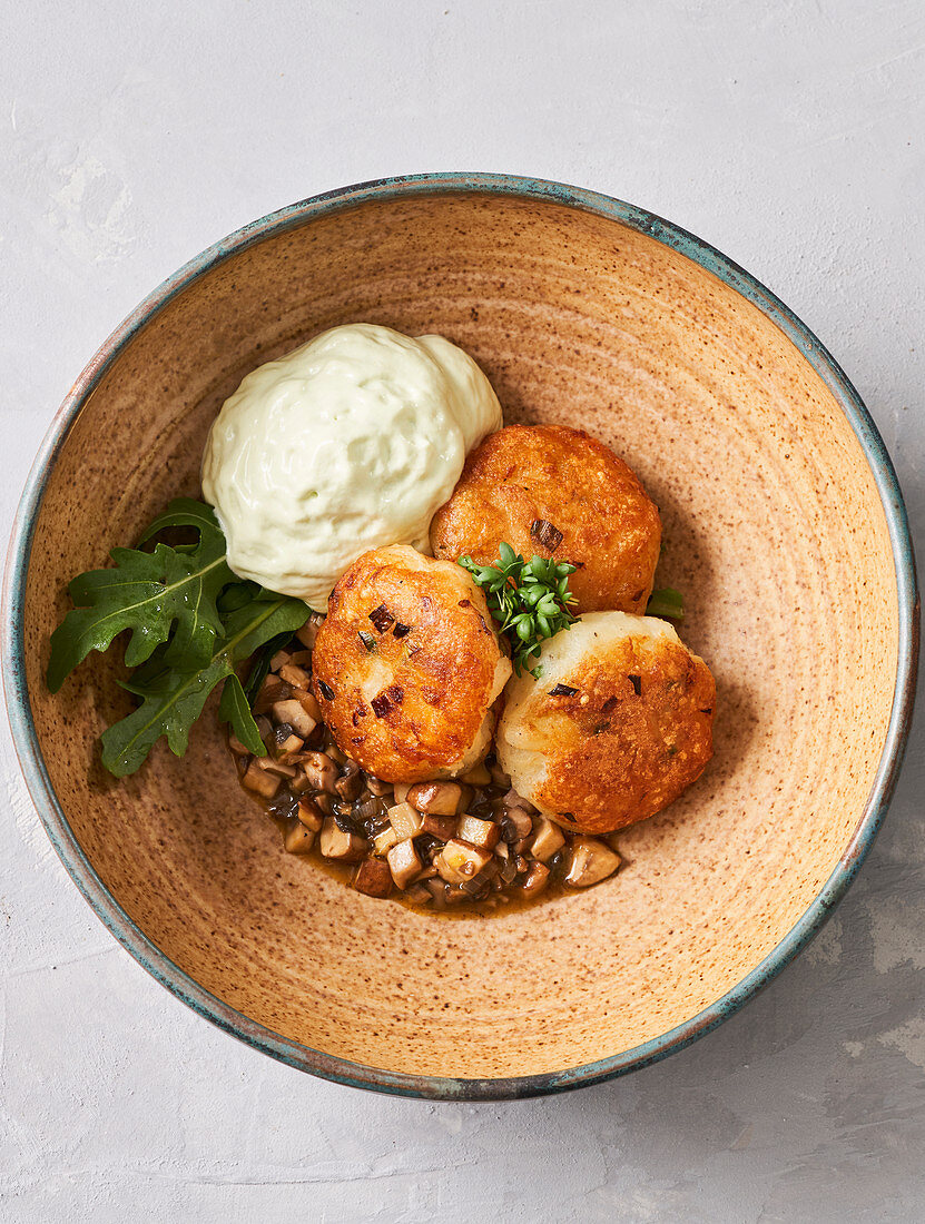 Gebratene Kartoffelplätzchen mit Estragoncreme und Pilzragout