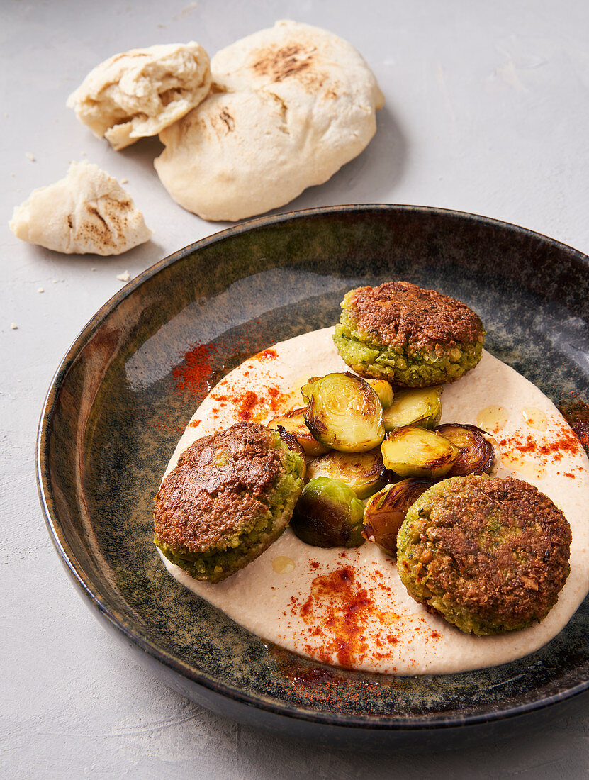 Hummusteller mit karamellisiertem Rosenkohl und Falafel (Vegan)