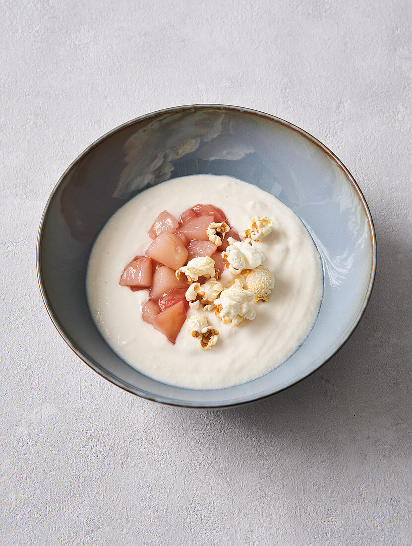 Pfirsichragout mit Popcorn auf Joghurtcreme (Vegan)