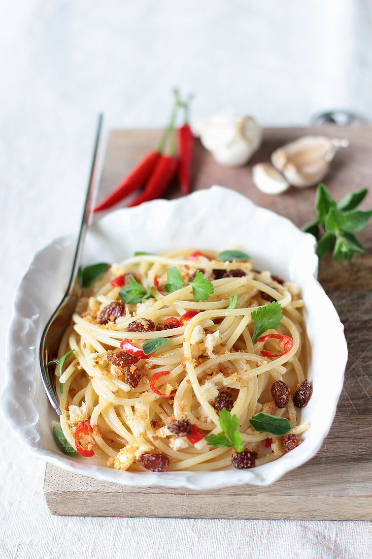 Spaghetti with fried bread crumbs, chilli, parsley and raisins
