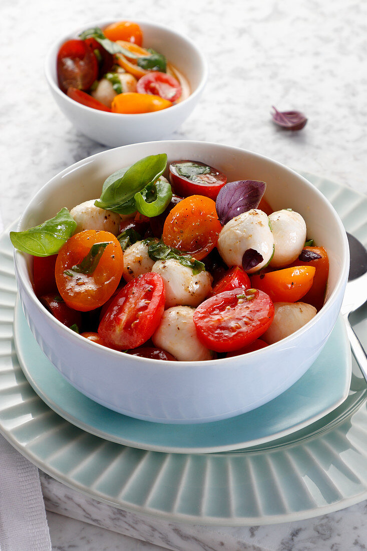 Mozzarellakugeln mit Kirschtomaten und Basilikum