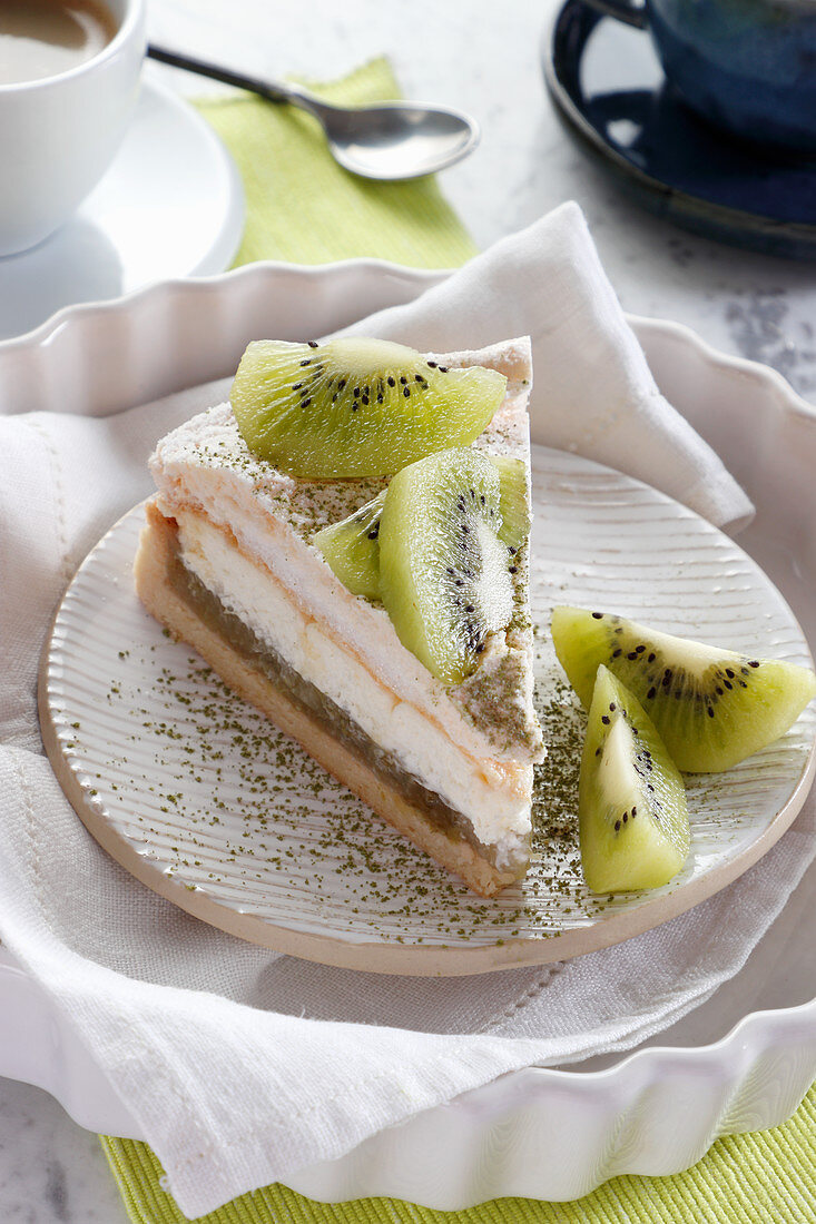 Kiwi tart with meringue and matcha tea