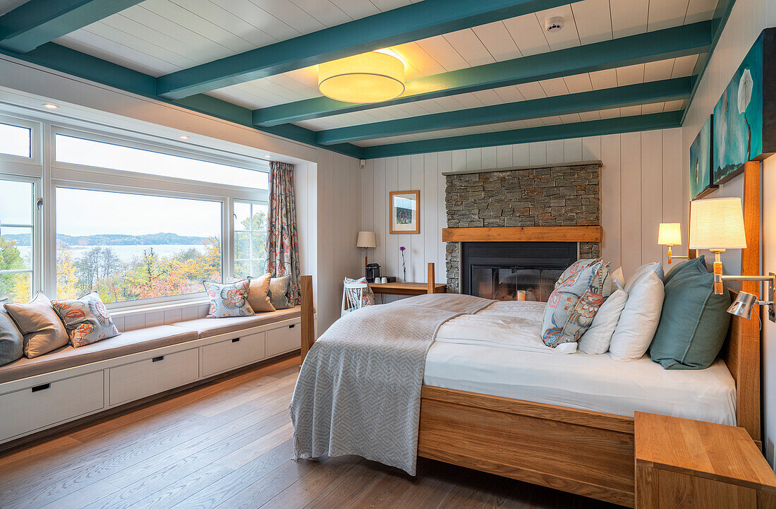 Spacious bedroom with window front and built-in bench seat