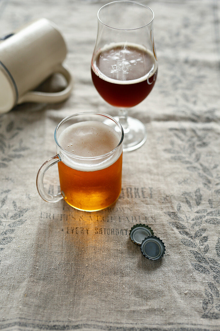 Zwei Sorten Bier in Gläsern