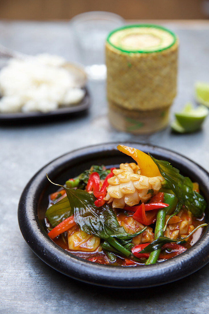 Thailändisches Tintenfisch-Curry mit Basilikum