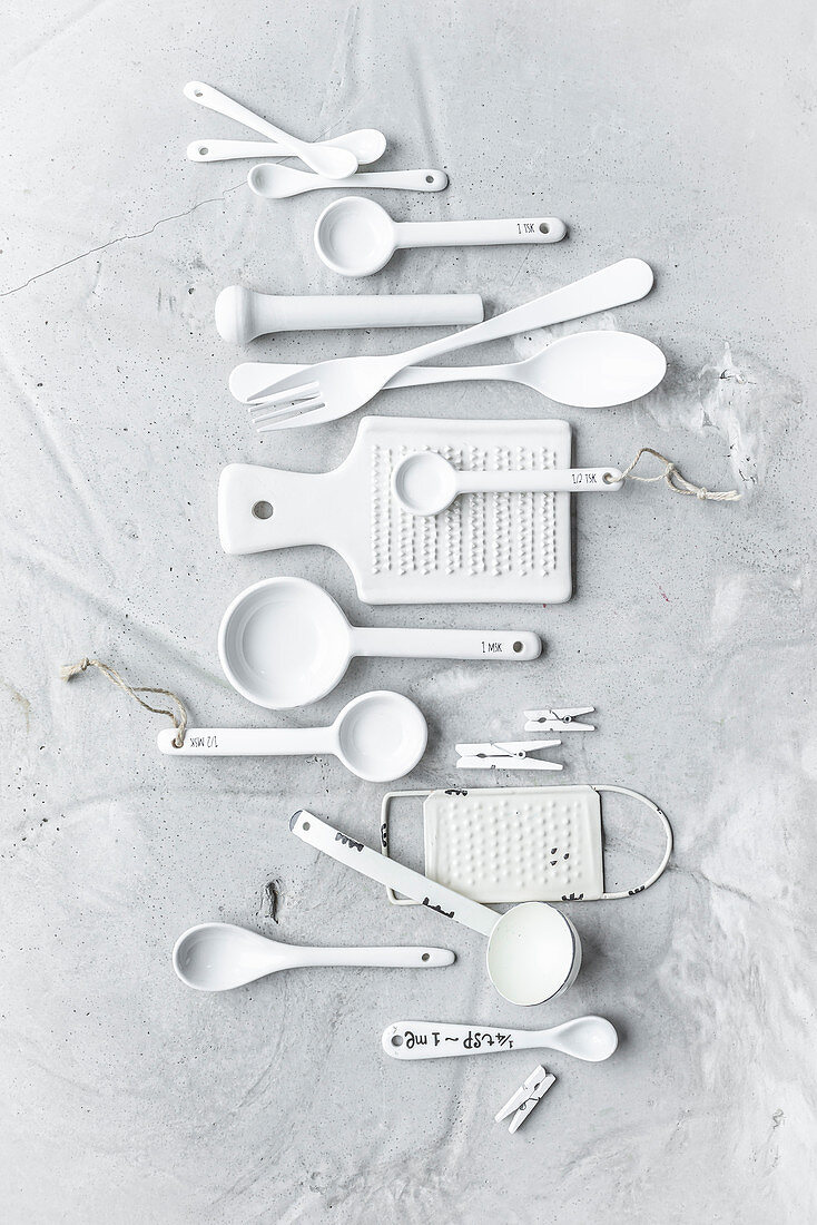 Küchenwerkzeuge in Weiß