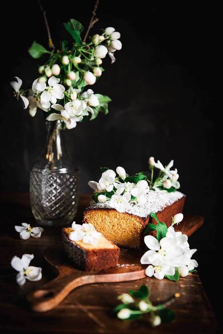 Apfelkuchen mit Apfelblüten verziert