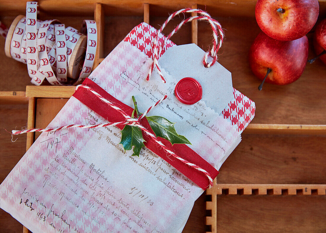 DIY Christmas wrapping with sealing wax