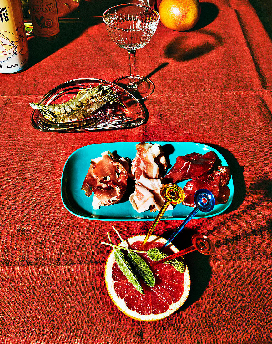 Alcohol-free pastis spritz with sage and prawns alla Saltimbocca