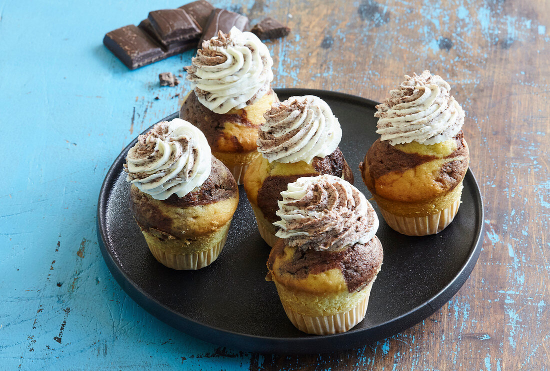 Marmor-Cupcakes mit Schokolade und Vanillecreme